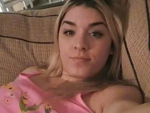 ორი ახალგაზრდა ქერა  ...
