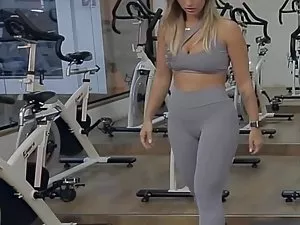 ვნებიანი busty chick ...